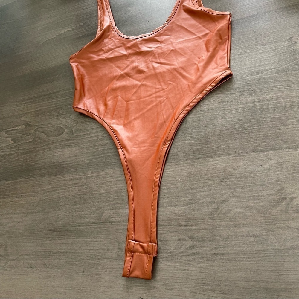 Bozzolo faux leather scoop high cut brown bodysuit size M NWT - Picture 4 of 8